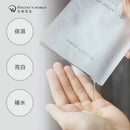 白色簡約包裝膚淺晶沛面膜，手掌上透明凝露質地.