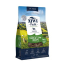 ZIWI 巔峰經典系列96%鮮肉狗糧，羊肚羊肉配方，1公斤包裝，藍綠自然風景背景設計.